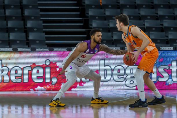 她因伤病未 她因伤病未